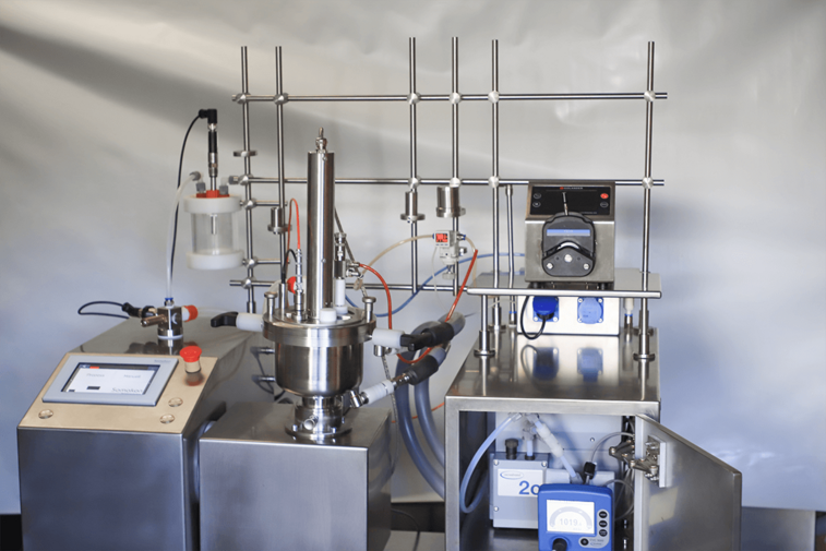 Laboratory system from Somakon in combination with vacuum pump from VACUUBRAND 