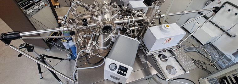 UHV system of Prof. Bäumer’s group for model studies in heterogeneous catalysis—with a VACUU·PURE® screw pump as the fore vacuum pump