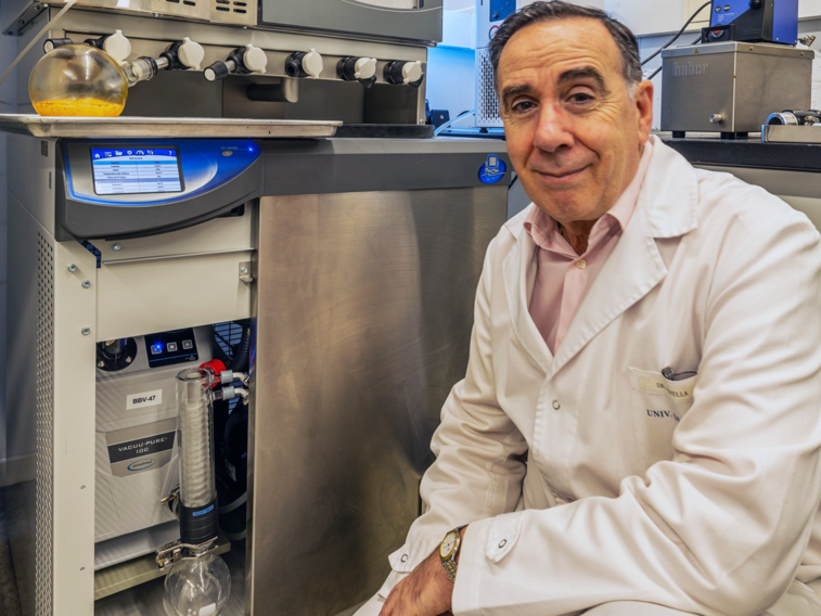 Dr. José Luis Novella with the VACUU·PURE® screw pump on the freeze dryer 